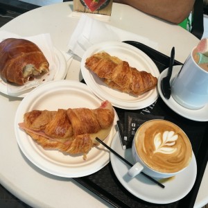 croissant con jamon y queso