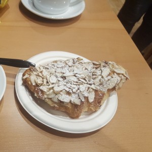 Croissant con crema y almendras