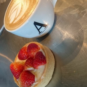 capuchino con una tartaleta de fresa