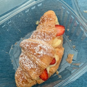 Croissant relleno de crema y fresas 