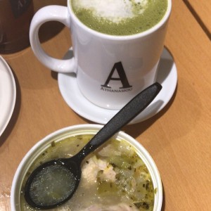 sopa de pollo y matcha latte