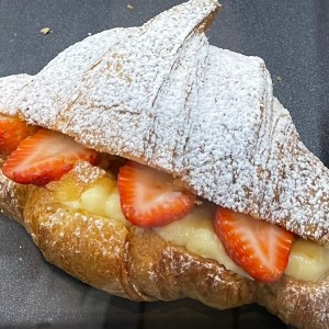 Croissant de fresa con banana