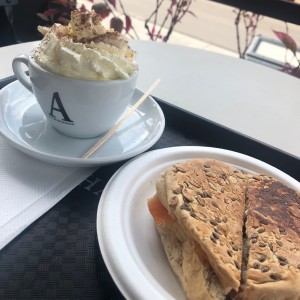 capuccino royal y bagel de salmon