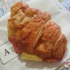 croissant de jamon y queso