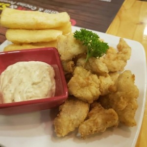 chicharron de pescado con yuca frita