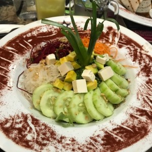 Ensalada de algas con tofu y aguacate