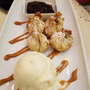 Wonton de queso y dulce de leche con helado