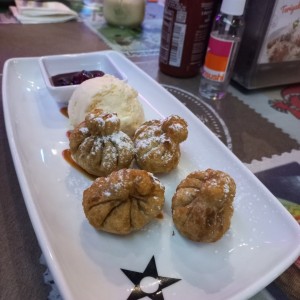 Wanton de Queso y Dulce de Leche con Helado