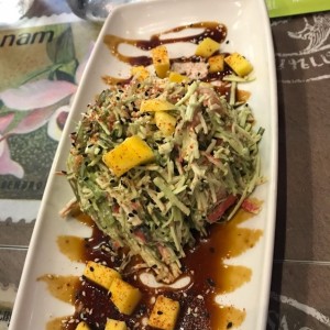 ensalada con salmon mango algas y surimi