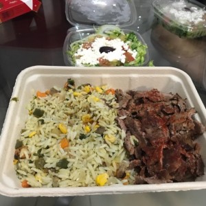 angus platter con arroz de la casa y ensalada griega