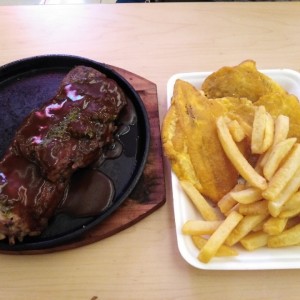 Costilla con papas y patacones 