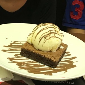 Brownie con helado de vainilla