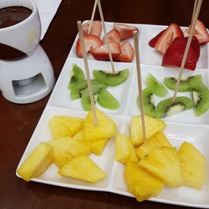 frutas mixtas con chocolate negro