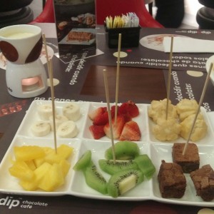 fondue de frutas con chocolate blanco