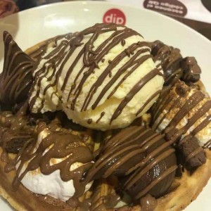 wafles con cremas de chocolate y helados