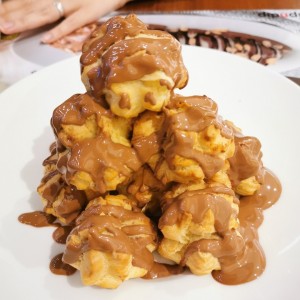 Profiteroles con dulce de leche