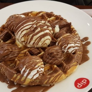 wafles con chocolate y helado