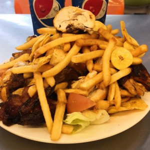 pollo entero con papas fritas y patacones para compartir