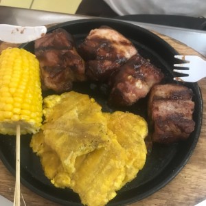 costilla de cerdo con bbq combo con pataconez y mazorca