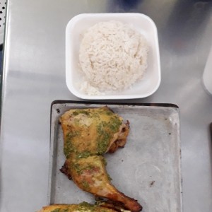 Un cuarto de Pollo Asado con Arroz