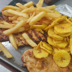 pollo con papitas y platanitos