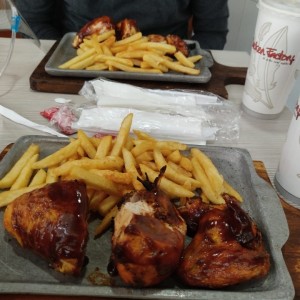 Pollo asado con papitas fritas