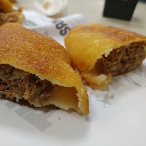 empanada carne mechada