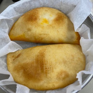 Empanada de pollo y de carne mechada