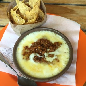 queso fundido chela con chorizo