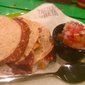 entrada: quesadilla de pollo y queso