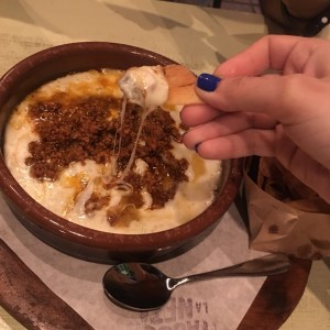 queso fundido y chorizo