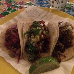 Tacos al pastor, de cochinita y de carnitas