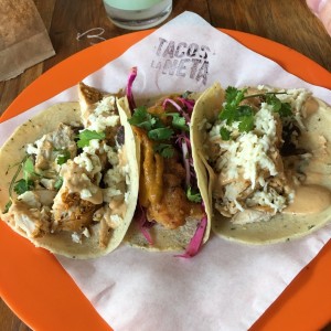 Tacos de pollo y pescado