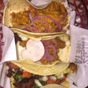 Tacos al pastor, chirizo y cochinita