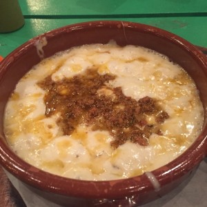 Queso fundido con chorizo 