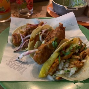 Tacos de calamar, corvina y pastor