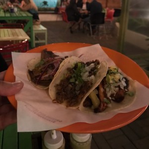 tacos de lengua, cabeza, y al pastor