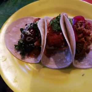 Mix de tacos, panza, pibil, pescado apanado