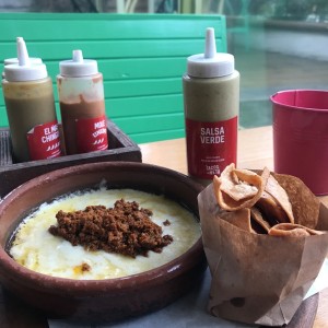 Queso fundido con chorizo 