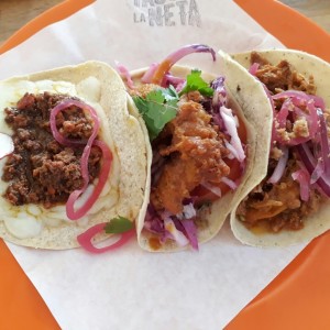 tacos de chorizo, pescado y cochinita pibil