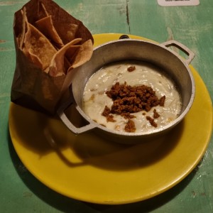 Queso Fundido con Chorizo 