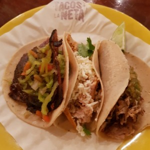 Bistec guey, carnitas y pollo pistolero