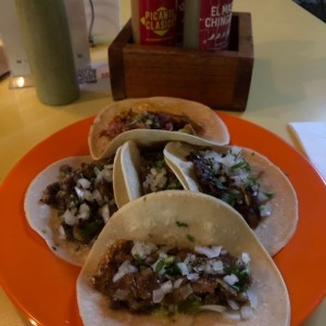 Tacos Tropicales - Cochinillo