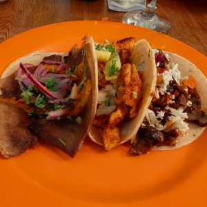 Tacos pastor, lengua y vegetariano