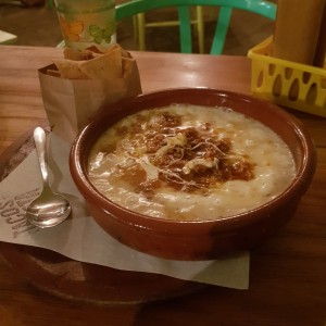 Queso fundido con chorizo