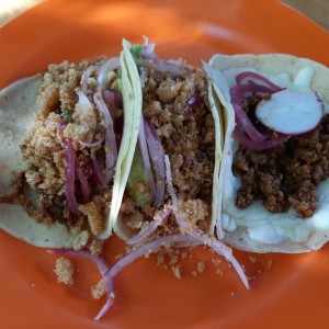 tacos de cochinita pibill y de chorizo fundido