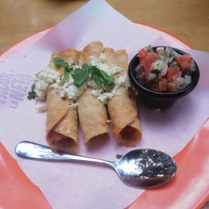 Flautas de pollo