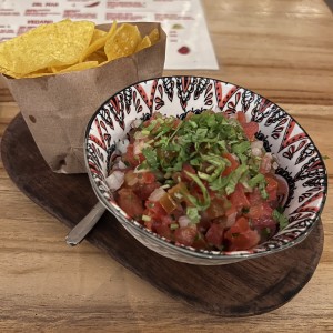 Pico de gallo y totopos