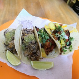 Tacos: dos de carnitas y dos de pastor