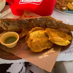 Pescado frito con patacones